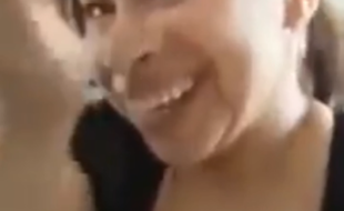 A Tia da limpeza que mamou o aluno na sala - FriqenNet